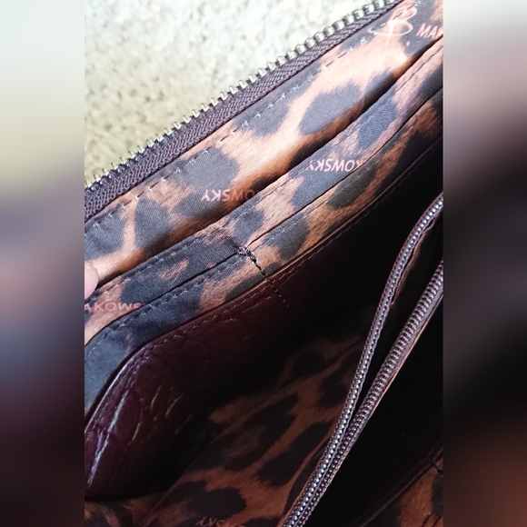 B. Makowsky dark brown leather zip around closure wallet - Picture 4 of 9